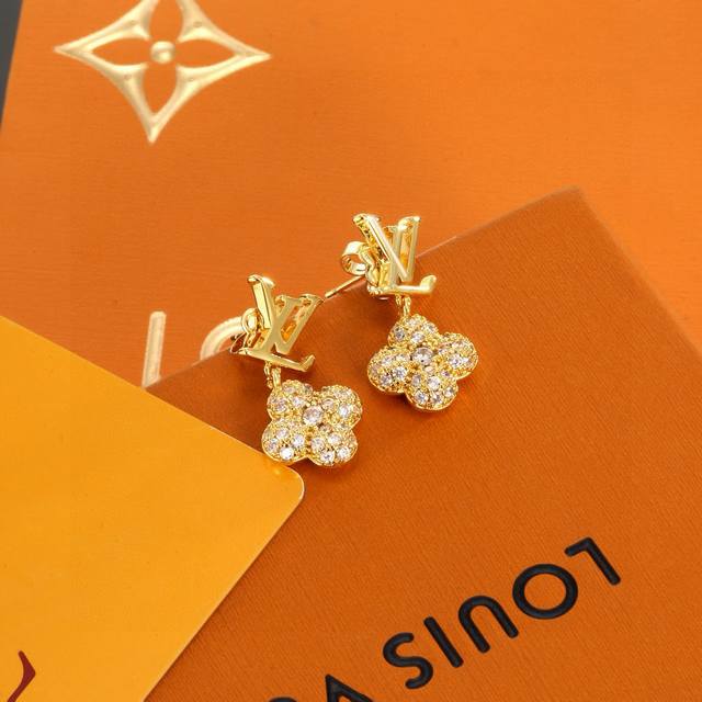 精工版本 路易威登耳钉 秉承精湛匠艺 以锻造耀目 Lv Twig 抛光色泽成就经典 Lv 字母的自然化身 流露品牌格调 明星同款 经典百搭