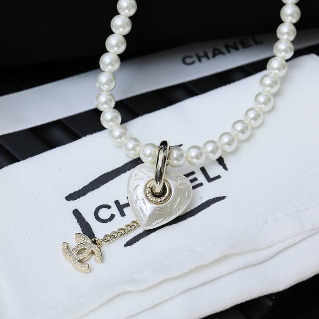 Chanel 白胖珍珠小爱心项链 duangduang的~很立体的感觉 白白胖胖的立体爱心坠着双C太可爱了