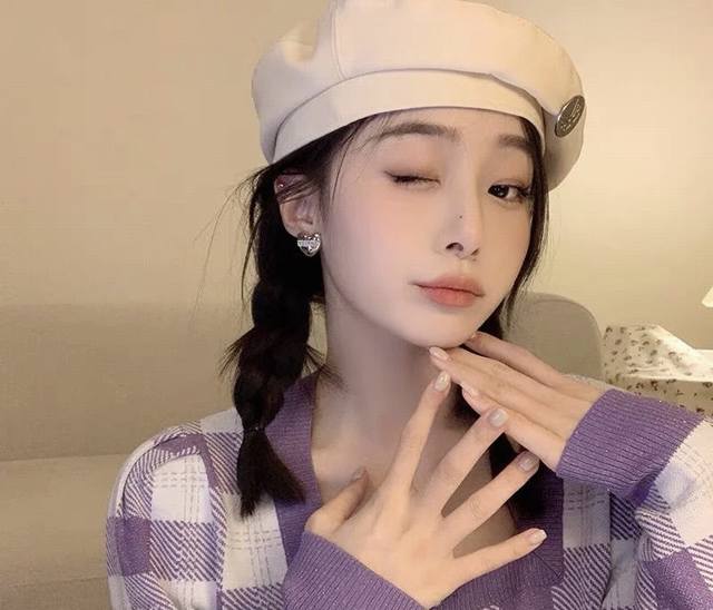 高品质 细节如图 Mu爱心字母耳钉 少女心满满太好看啦 金色 银色两个颜色 满满少女感 镜面抛光太绝啦即可休闲 可以活泼可爱 也可以精致小女人 太适合日常百搭了