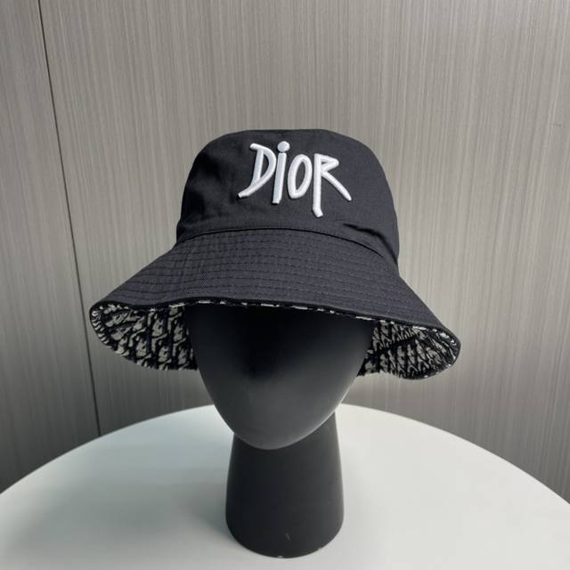 迪奥Dior 官网最新双面刺绣迪奥Logo渔夫帽 防晒指数超高 特别显脸小 有型不软塌 可随意折叠 携带方便