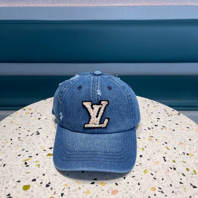 Lv路易威登 新款专柜同步牛仔洗水刺绣棒球帽 新款上架 今年家每款帽子都想拥有 设计轻易休闲时髦又带高级感 超好搭配 帽型不用多说 绝对好看 赶快Get秀场同款