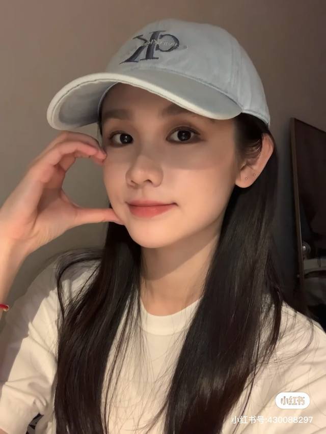 跑量 calvin Klein牛仔棒球帽 水洗做旧牛仔布+立体刺绣Logo 将美式复古与极简主义完美融合 无论是Oversize卫衣还是白T牛仔裤 一顶帽子瞬间