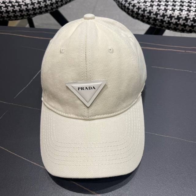 普拉达prada 春新款三角标牛仔棒球帽 设计感超强 让人耳目一新 头型非常好 可以修饰各种头型 实力百搭款