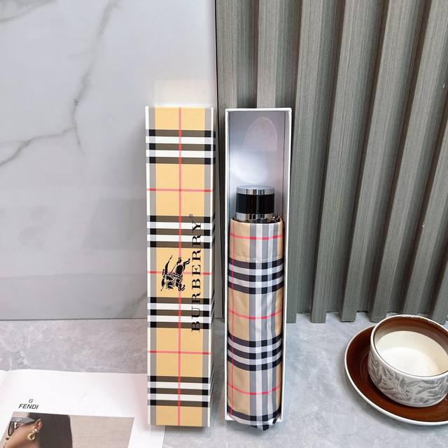 Burberry 巴宝莉 夏季新款 手动折叠晴雨伞 黑色涂层防晒有效阻隔紫外线99% Upf 50 所以能起到伞下体感降温的效果 有效隔热 高效防晒 一把搞定