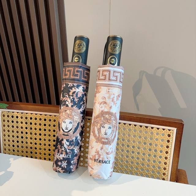 范思哲 Versace 新款 三折自动折叠晴雨伞 年度最新火爆单品 原单代工级品质 第一代210T碰击布防嗮拒水技术 阻隔99%直射伞面的紫外线 杜绝夏季晒伤