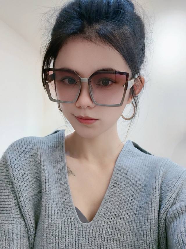 Lv 2025新款女士方框太阳眼镜 开车墨镜 新款太阳镜 时尚大方 舒适轻盈 精致奢华 超轻 型号 L7805