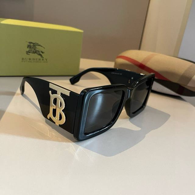 burberry巴宝莉 太阳镜 真是爱了爱了 上脸那气场拿捏的死死,巨显脸小 眼镜大单一点也不重 镜腿幅度设计的刚刚好 佩戴轻盈舒适