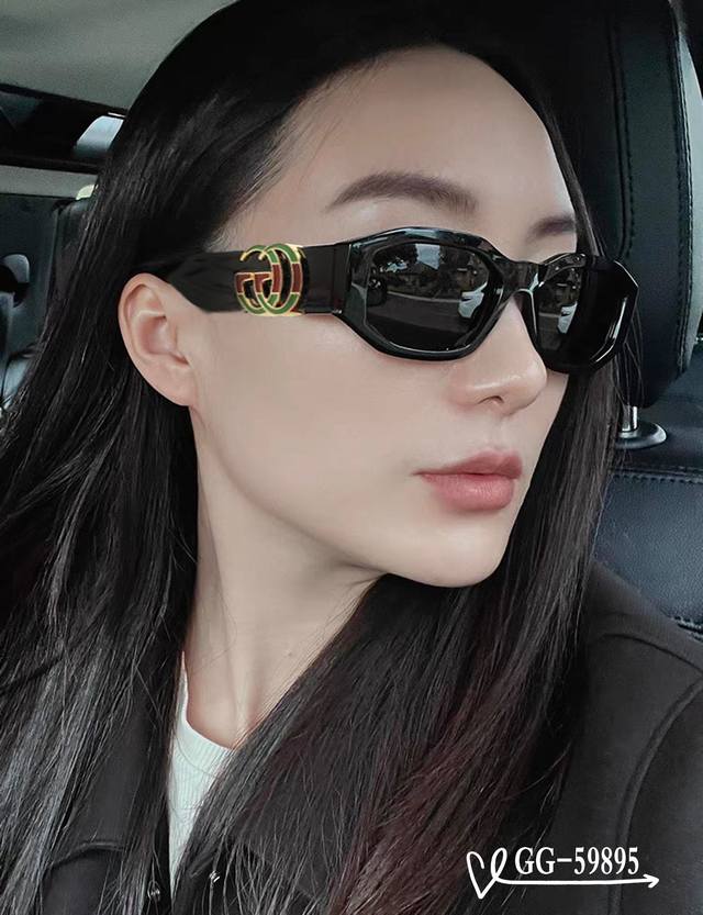 意大利古奇-Gucci . 宝丽来树脂高清镜片 . Tr镜架-轻便佩戴舒适 . Size 57-16-148 . 新款Gg家太阳镜减轻强光负担 遮挡有害光线防辐