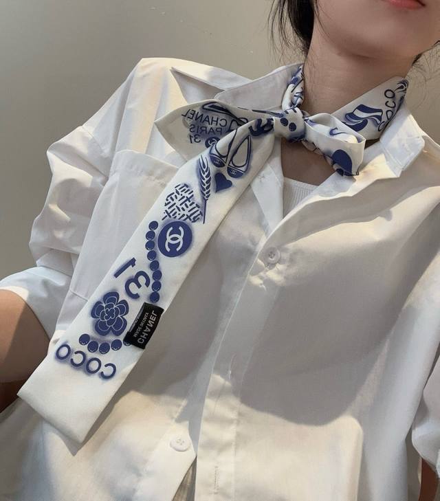 香奈儿 Twilly小丝巾来了 Chanel 名副其实的小可爱 人手三条闭眼收 我都不拦着 N久都没有见过这么好看的Twilly 真的是真香本香了 凹造型必备神