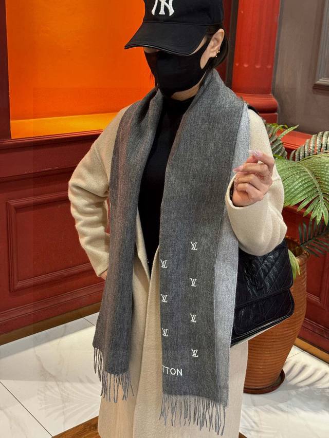 Lv 官网新款 情侣款 巴黎时装展双面羊绒围巾 采用蒙古高原细羊绒 手感满满地都是细腻的绒毛 这个价格p绝对百分之百的实惠 精湛绝伦的绣字工艺 送礼自留都不错