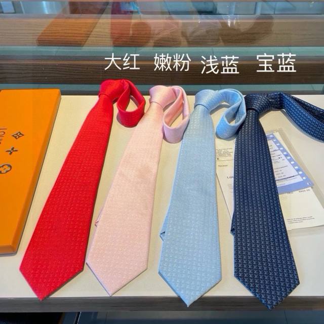 男士领带系列 L字母领带 稀有展现精湛手工与时尚优雅的理想选择 此款真丝织就的Diamonds V领带以奢华的提花面料重新诠释经典的V字标识 手工缝线 质地轻柔