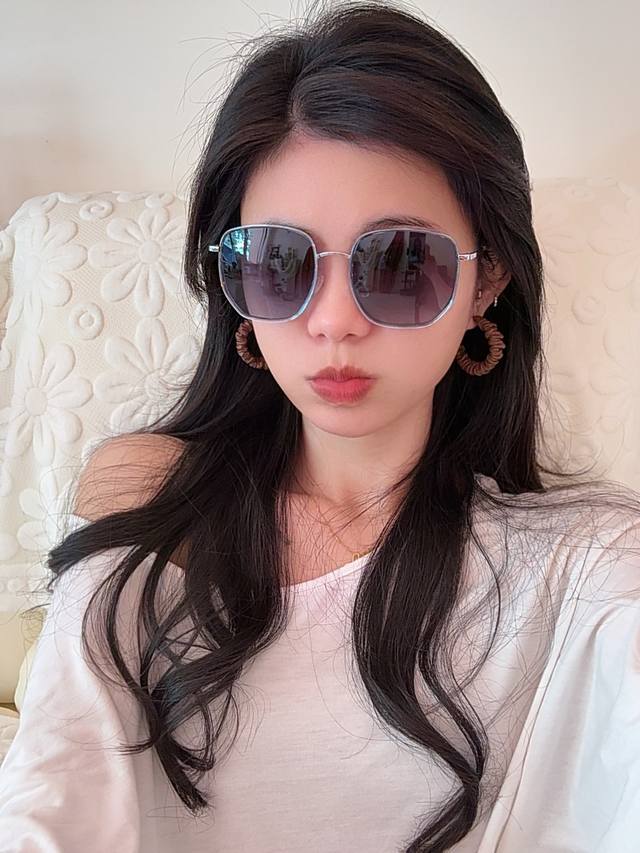Gucci 2025开春新款 最新款方框太阳镜 各路网红纷纷带起气场满分 俏皮甜美.上脸效果更佳.金属质感超好 型号 G3512