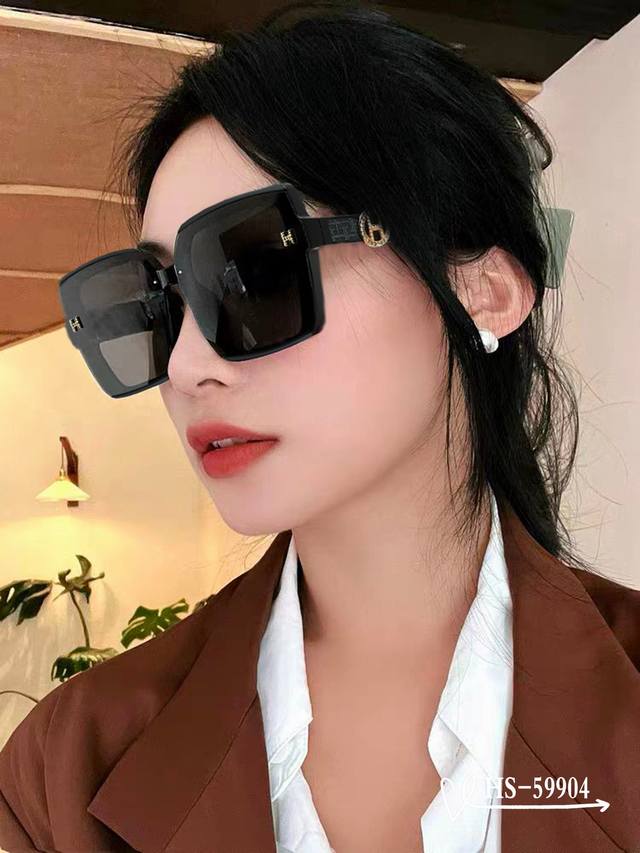 爱马仕-Hermes . 宝丽来树脂偏光镜片 . Tr90镜架轻便佩戴舒适 . Size 59-13-147 . 新款太阳镜减轻强光负担 遮挡有害光线防辐射 出