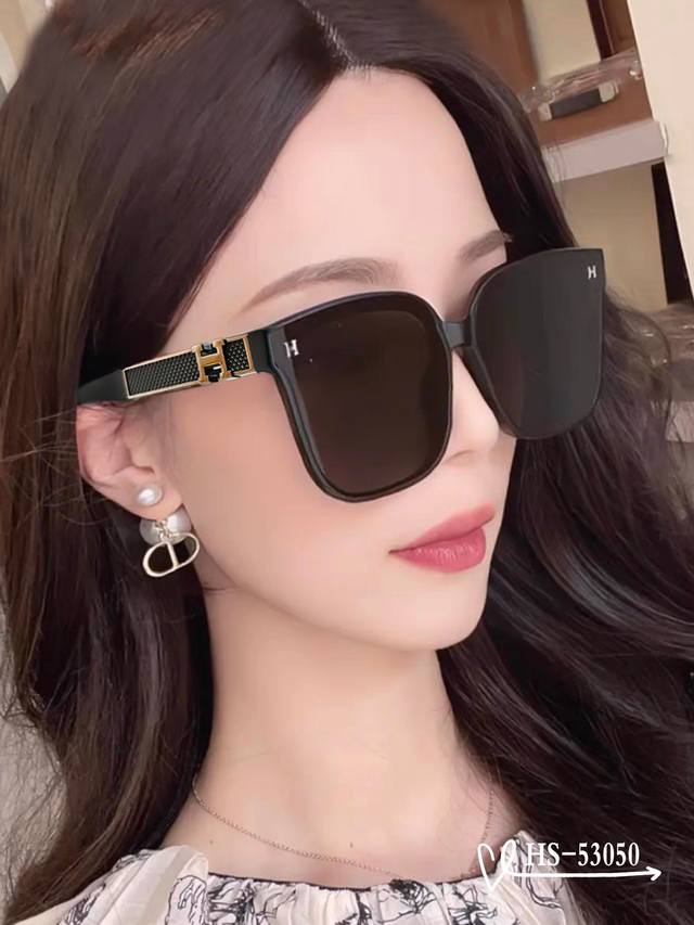 爱马仕-Hermes . 宝丽来树脂偏光镜片 . Tr90镜架轻便佩戴舒适 . Size 59-13-147 . 新款太阳镜减轻强光负担 遮挡有害光线防辐射 出