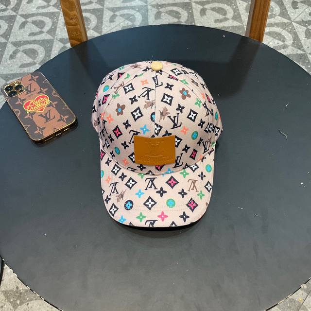 Lv 路易威登很火的一款棒球帽 简约大气 高逼格好物 格调有个性 彩印Logo 布面帽顶透气舒服 四季款 轻盈透气 质量超赞