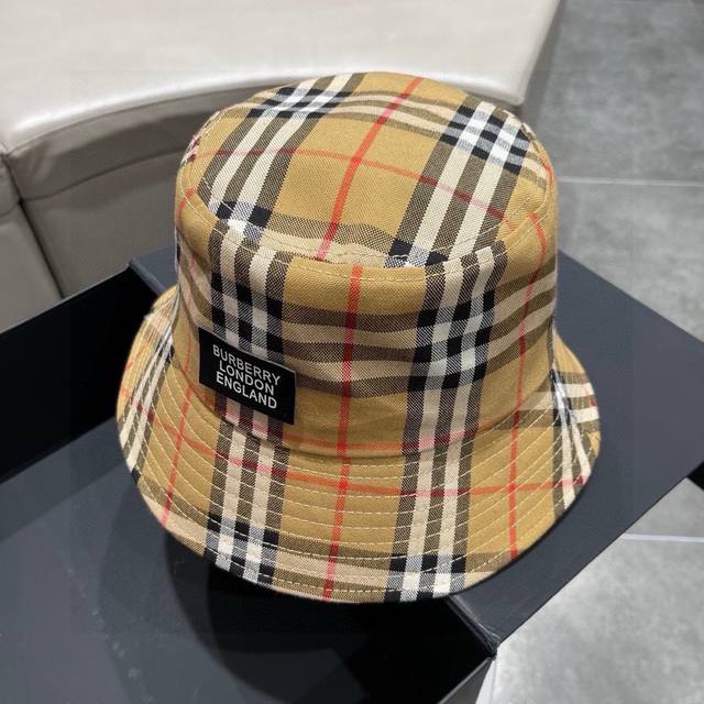 Burberry 巴宝莉 棒球帽 渔夫帽原单棒球帽 专柜热卖款 暗纹骑士 1:1开模订制 帆布面料 纯棉内里 轻盈透气 完美版型 对格精准无误 头层牛皮特制调节