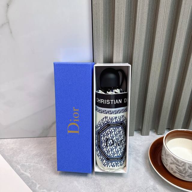 迪奥 Dior新款老花五折手开晴雨伞 内里黑色涂层防晒有效阻隔紫外线99% Upf 50 所以能起到伞下体感降温的效果 有效隔热 高效防晒 一把搞定 超轻全吕材