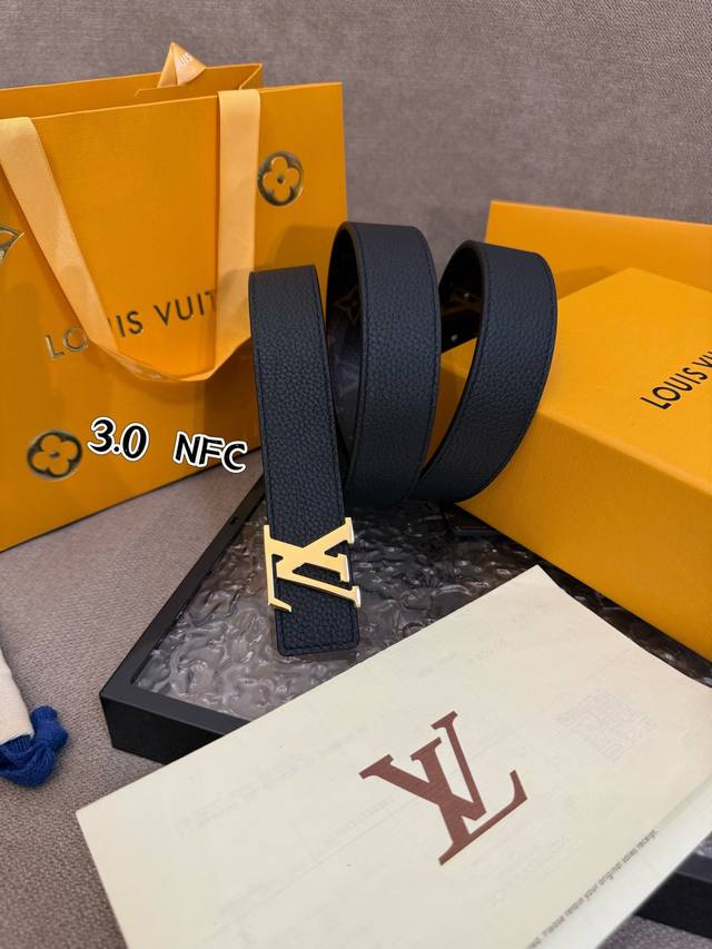 特 Lv女款腰带 全套包装 本款 3.0Cm Lv Initiales 双面腰带以经典之姿成就两式风尚 Monogram 帆布传递闲适惬意 粒面牛皮革流露雅致格