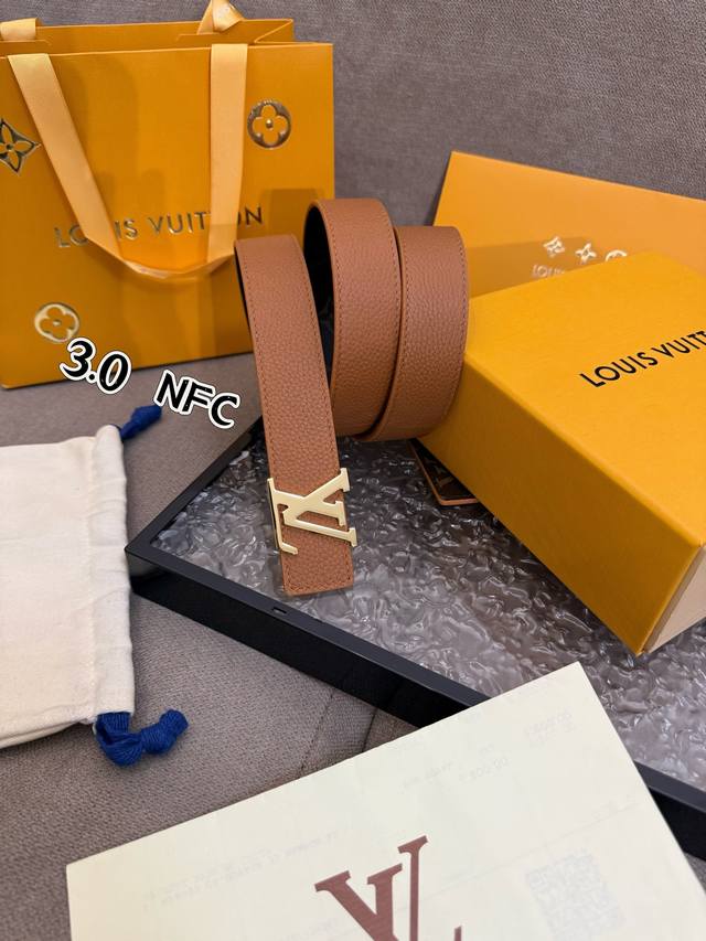 特 Lv女款腰带 全套包装 本款 3.0Cm Lv Initiales 双面腰带以经典之姿成就两式风尚 Monogram 帆布传递闲适惬意 粒面牛皮革流露雅致格
