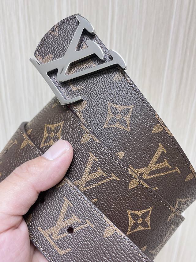 特 4.0Mm当季新款 一面一面帆布印格 一面小牛压花 搭配精品扣头做工精细 质量保证