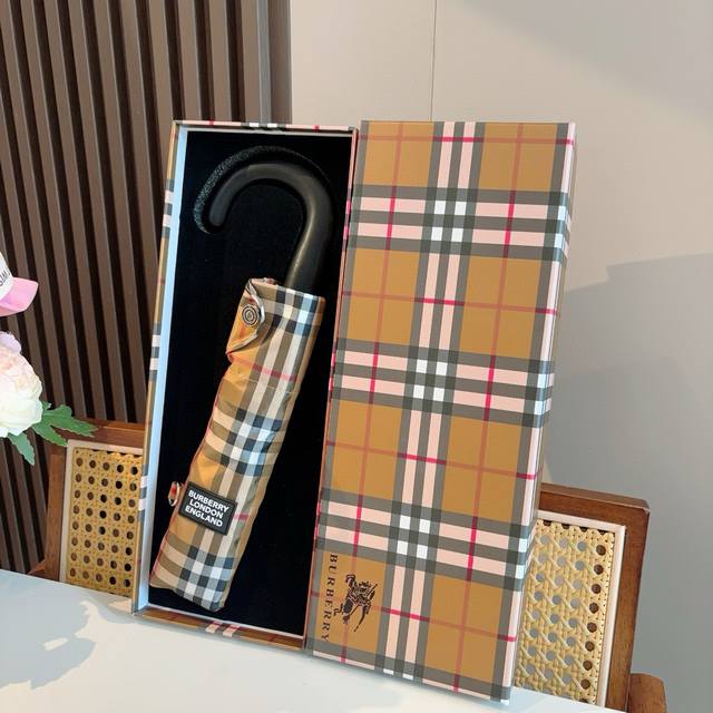 Burberry 巴宝莉 配手提袋整套礼盒包装 原单 经典圆形手柄搭配高端皮革 手感超级棒 原版包装无论是送人还是自用都超合适 采用高端喷绘完美呈现在伞面上 巴