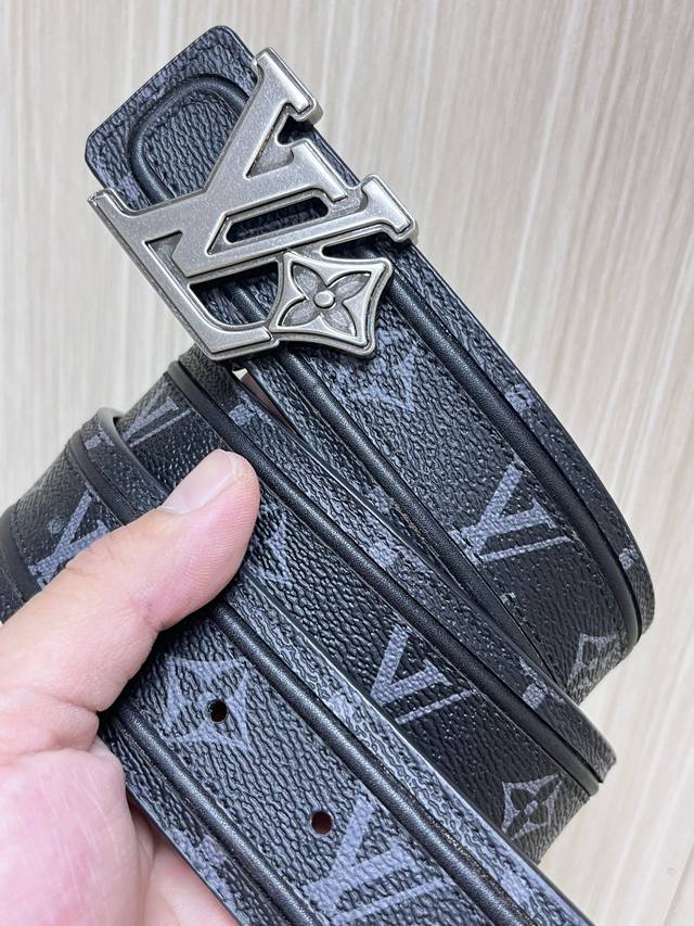 驴牌4.0Mm当季新款 一面进口牛皮 一面进口帆布 搭配精品扣头做工精细 质量保证 顶级