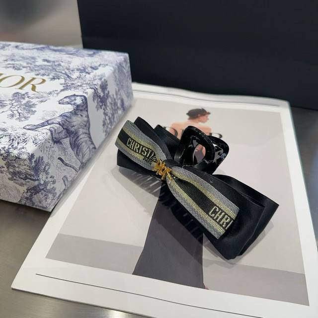 配包装盒 dior 迪奥 新款D家字母抓夹 时尚又百搭 简单实用 小姐姐必备