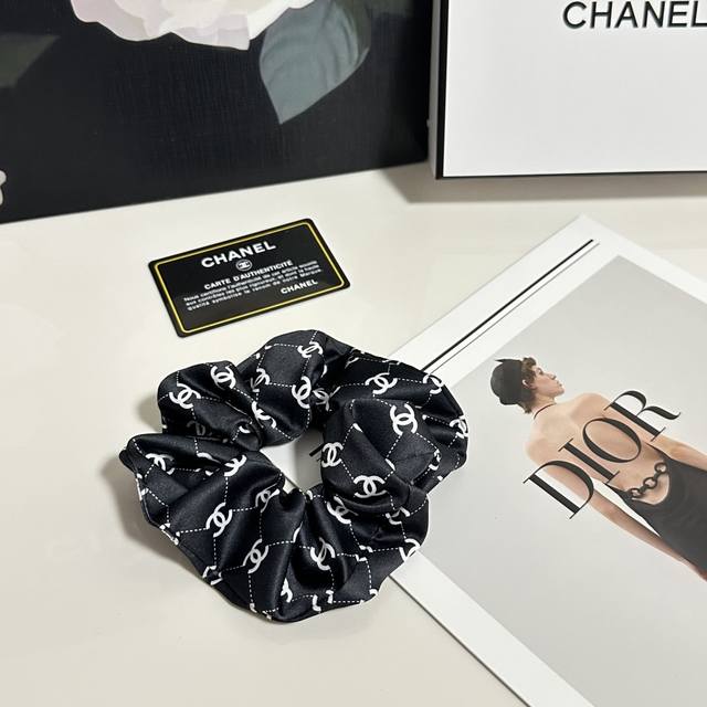 特 配包装 chanel 香奈儿 经典真丝发圈 带头上或者手上都非常好看 时尚百搭人手必备单品