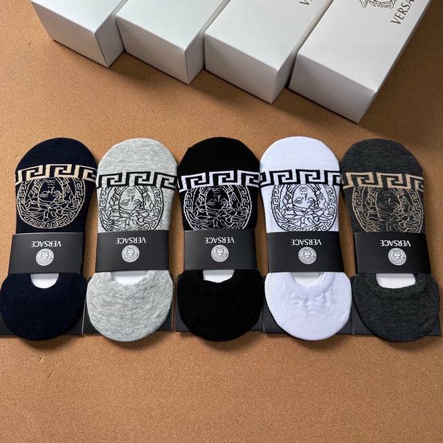 特 Versace 范思哲新品男款隐形船袜 一盒五双 纯棉材质织造 超柔软舒适 提花经典标志 Ins超火爆小单品 大牌出街 潮人必备超好搭