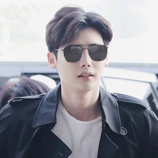 Lv 2025新款男女情侣款太阳镜 超轻超有弹性整幅眼镜 重要的是压不坏 高清镜片 精湛的工艺 原版材料 休闲大气不挑人的一款太阳镜 戴出去超级大牌 特别好看