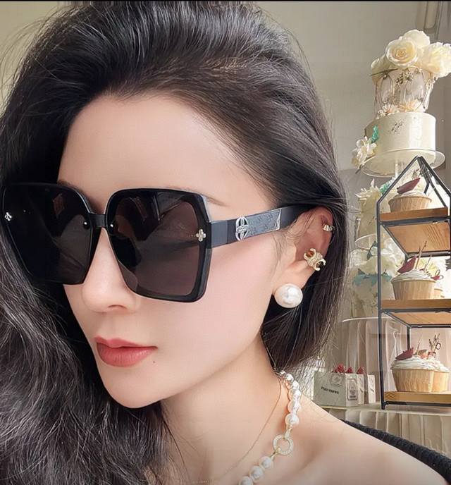 Lv 2025年开春新款 潮流爆款 时尚方框太阳镜 高品质 佩戴舒适 网红潮款墨镜 型号L2200