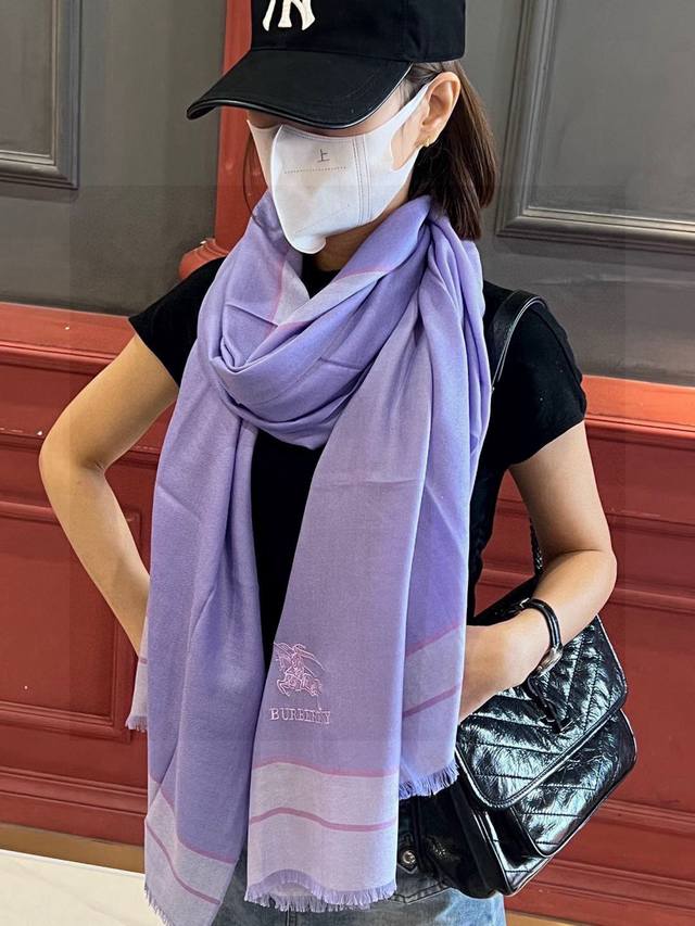 巴宝莉轻盈格纹围巾最新款出货了 精美马标刺绣Logo 精湛制作工艺 首先臻选上乘的超细羊毛纤维 进行纯手工精梳处理 再进行清泉水浸泡涤荡 使羊毛纤维呈现出独特的