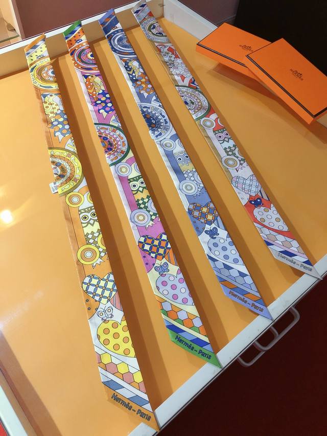 phms2333 爱马仕 Les Murmures De La Foret 丝带 顶级斜纹真丝打造 超精细的印花 字迹非常清晰 绝对是送礼自用的首选丝带既可绕于