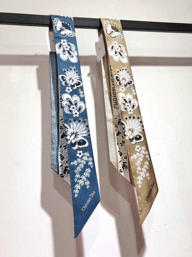 pdo2420迪奥 蝴蝶 丝带蝴蝶和花卉打造代表四季的花卉造型 款式经典 造型修长 两端尖角设计 背面饰以对比鲜明的 Christian Dior 标志提花条形
