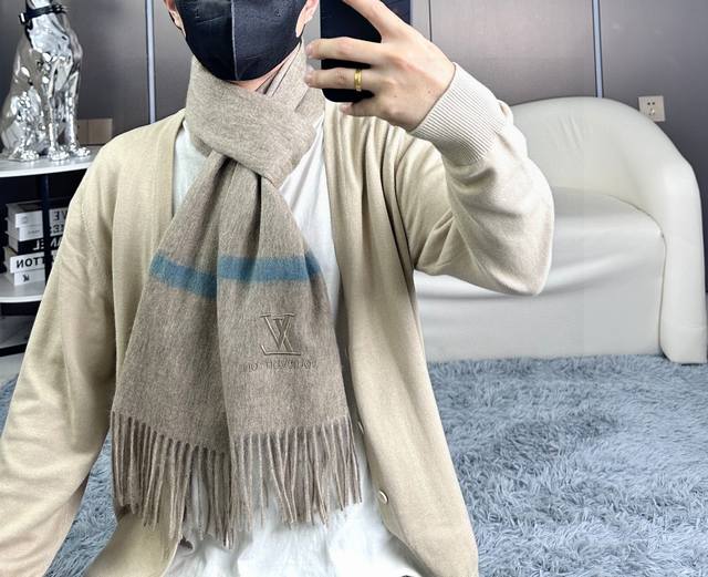 Lv 年怒赞爆推的时尚单品 温柔配色 超级迷恋气质低调恬静又不失优雅 重点推荐一秒心动啊 高级 奢华 永恒 不是那种过眼云烟的款式 最大化提升的衣品 经典素色设