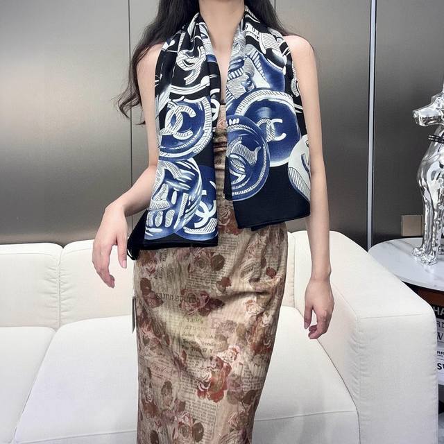 钱币 高性价比香奈儿 Chanel 双面同色 高密度 高工艺 140*140大披肩 70%羊绒30%真丝 双面双色 真正的优雅是经过时间检验而经久不衰 Coco