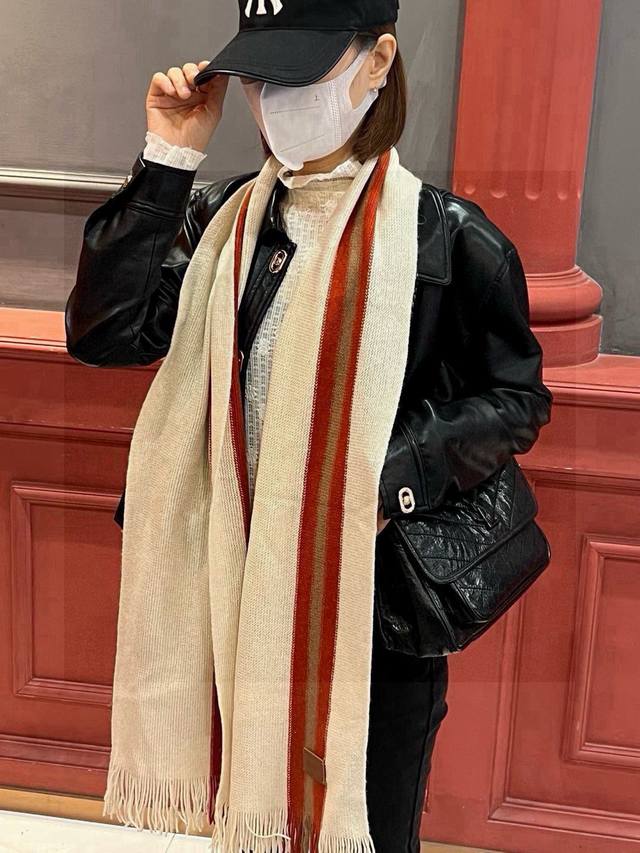 男女同款 Gucci 同步专柜 高端羊绒针织围巾 可正式 可随意 非常Classical的设计 这款织法比较难 又很费纱线 工艺难度非常大 这样的男款围巾 绝对