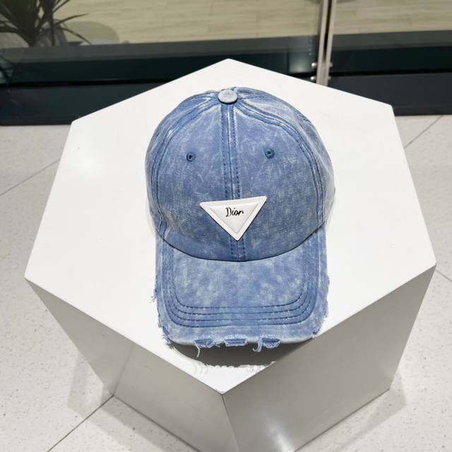 Dior迪奥新款棒球帽 超有小心机的设计 爱心刺绣带字母小标志 可爱又有设计感 不规则破洞帽檐 简单又不单调
