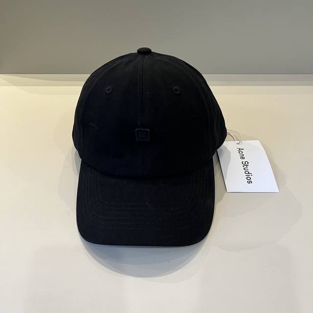Acne Studios 笑脸棒球帽 男女同款 它的料子是特殊定制料 选用密实的棉制成经过两次水洗工艺 才能到达透气性 设计简约大方 笑脸品牌徽标 客供材质 软