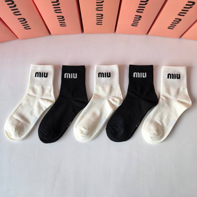 特 配包装 miumiu 缪缪 新款经典中长款堆堆袜袜子 一盒五双 专柜同步筒袜袜子 大牌出街 潮人必备超好搭
