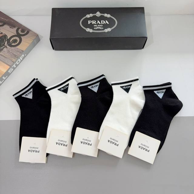 配包装 一盒5双 prada 普拉达 新款短筒袜子 纯棉面料 经典三角标Logo 个性时尚百搭款 你值得拥有哦