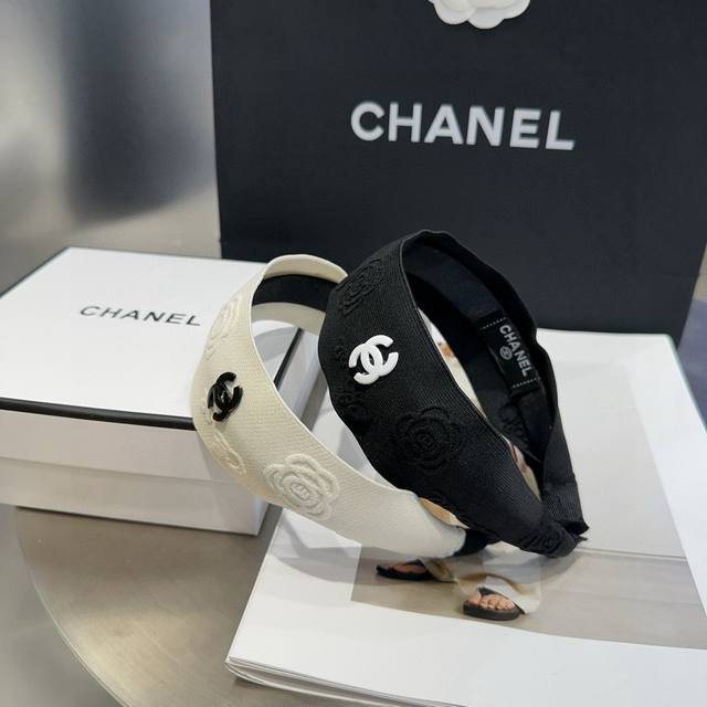 配包装盒 chanel 香奈儿 最新款小香山茶花压纹发箍 超级好看 名媛范儿十足 小仙女必备