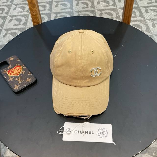 香奈儿Chanel棒球帽 时尚经典款 可以戴N多年的款式 全棉材质 超舒适 一年四季都是陪你搭配你衣服的所有服饰