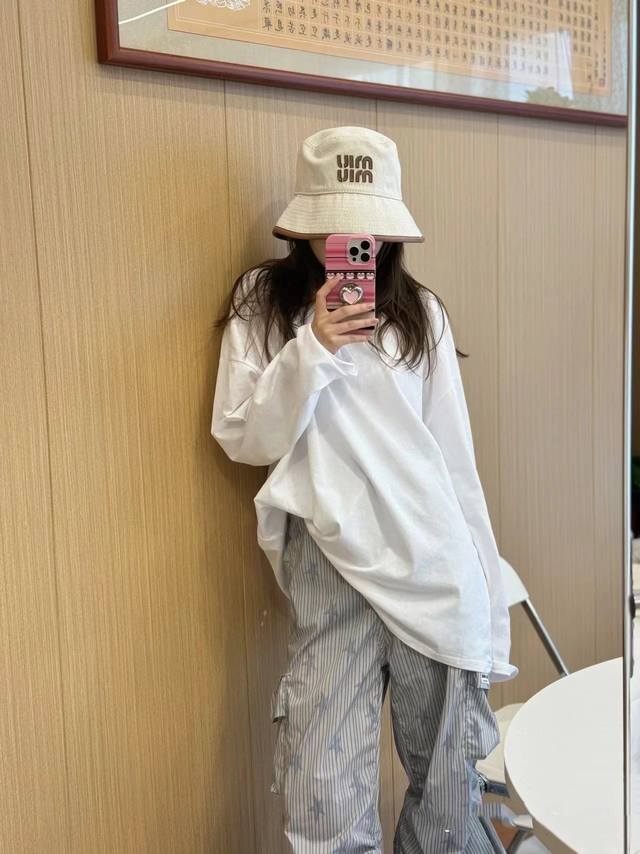 在Miu买到了本命帽子 渔夫帽最能看出一款帽子的版型好坏 帽型真的可 戴上就脱不下来 百搭又经典 搭啥都不违和