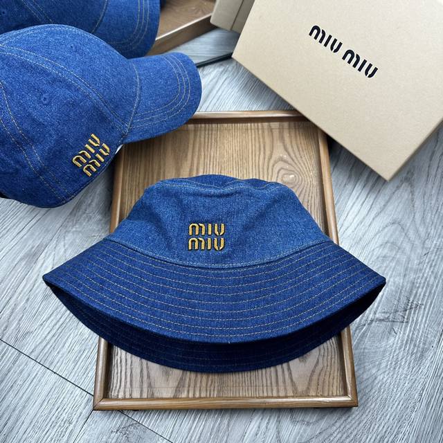 特价 Miu Miu 牛仔刺绣渔夫帽 经典款式 牛仔颜色非常好搭配 不管是酷飒的风格还是温婉的长裙都非常合适 今年帽子第一流行趋势绝对是渔夫帽 今年的渔夫帽满目