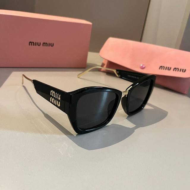 Miumiu缪缪新款墨镜 想焊在脸上的墨镜 硬货不怕迟到 历经几个月Zp开模打造 任何细节完美复刻 官网无色差对比