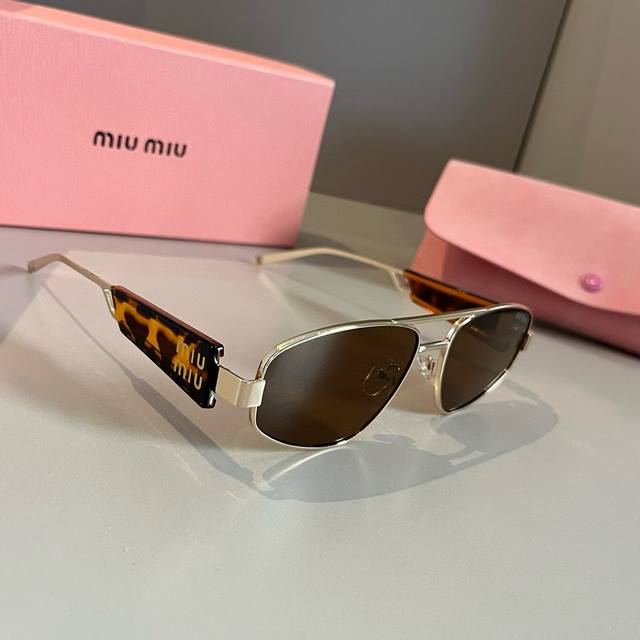 miumiu缪缪超A超精致的一款金属小框墨镜带上她你就是街上最 的仔 女孩