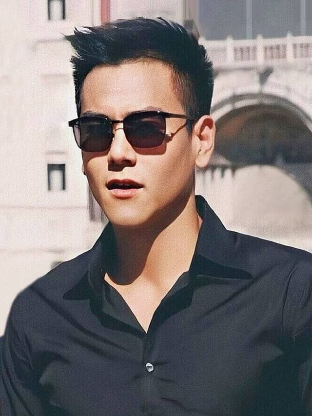 Lv 男款炫彩飞行员偏光太阳镜 材质 高清尼龙加厚卡槽高清偏光镜片 无边框镜架颜型号 L38900