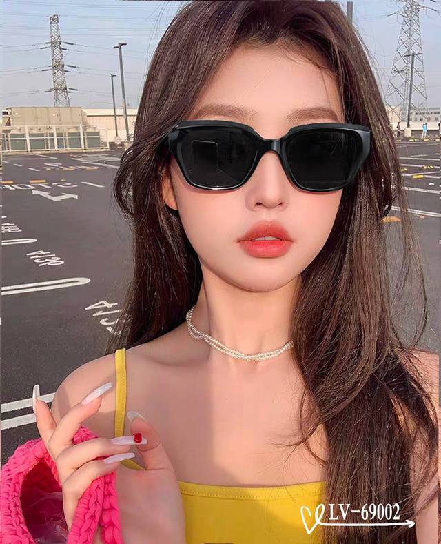 路易威登-Lv . 宝丽来树脂镜片 . Tr镜架轻便佩戴舒适 . Size 65-13-145 . 新款太阳镜减轻强光负担 明星同款 遮挡有害光线防辐射 出行旅