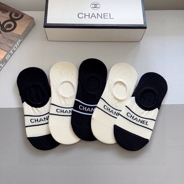 配包装 一盒5双 chanel 香奈儿经典船袜 高版本纯棉材质柔软 秒杀市场普通货 经典的双C图案Logo 专柜同步袜子大牌出街 潮人必备 超好搭